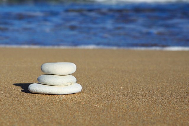 piedras-playa-meditación-mindfulness-formación-inteligencia-emocional-salud-inspiradia-juan-maria-benitez-conferenciante-empresa